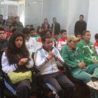 Unos 40 pugilistas participan del I Campamento Nacional de Boxeo en Sucre; abajo, la primera sesin de entrenamiento, realizada en la pista atltica del estadio Patria.