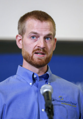 RECUPERADO. Kent Brantly tras la conferencia de prensa en el hospital Emory.