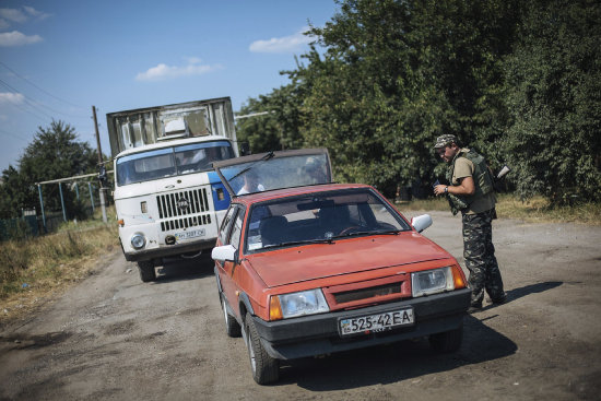 GUERRA. Controles cerca de Kiev.