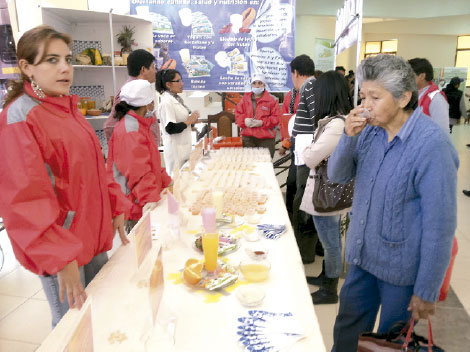 DEGUSTACIN. Los representantes de las juntas de padres probaron los nuevos productos.