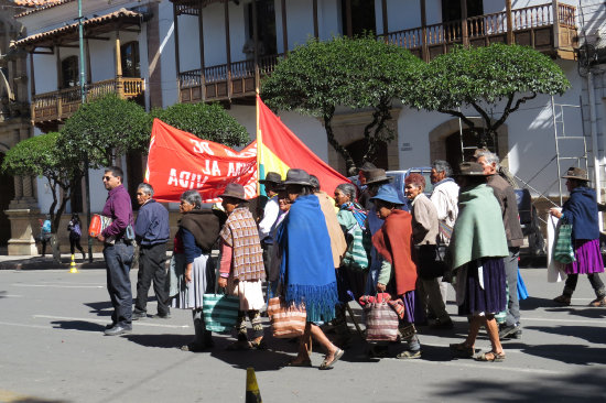 ANCIANOS. Protestaron frente a la Alcalda.