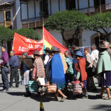 ANCIANOS. Protestaron frente a la Alcalda.