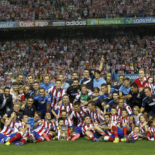 Los jugadores y el cuerpo tcnico del Atltico de Madrid celebran con la Copa tras vencer al Real Madrid por 1-0, en el partido de vuelta de la Supercopa de Espaa que se disput ayer.