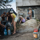 CRISIS. Ciudadanos del este de Ucrania intentan abastecerse de agua en una fuente, ante el recrudecimiento de la escasez de ese lquido vital.