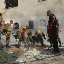 ATAQUE. Efectivos israeles observan el impacto de un cohete palestino en una sinagoga.