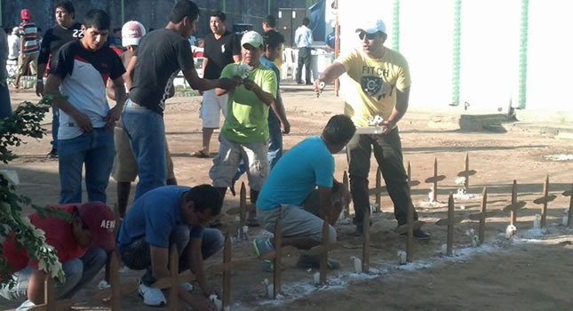 CONMEMORACIN. Los familiares realizaron un emotivo homenaje a los presos muertos.