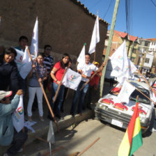 CARAVANA. La UD moviliz a sus candidatos y militantes para recorrer en gran parte de la ciudad en busca del voto del ciudadano.