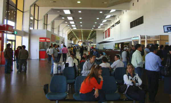 CONTROL. La vigilancia del personal de salud en el Aeropuerto de Viru Viru es permanente.