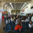 CONTROL. La vigilancia del personal de salud en el Aeropuerto de Viru Viru es permanente.