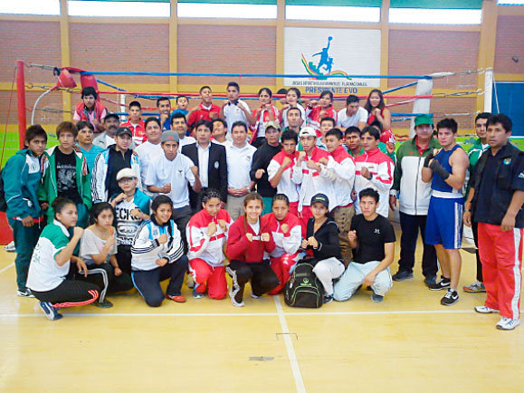 Dirigentes y tcnicos del Comit Olmpico Boliviano posan al final del campamento junto a los deportistas, entrenadores y dirigentes de boxeo.