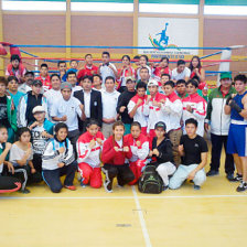 Dirigentes y tcnicos del Comit Olmpico Boliviano posan al final del campamento junto a los deportistas, entrenadores y dirigentes de boxeo.