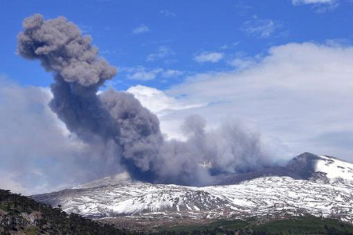 TEMBLOR. Autoridades chilenas elevaron a alerta amarilla la emergencia por la erupcin volcn Copahue que ayer provoc varios sismos