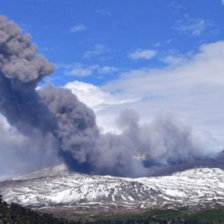 TEMBLOR. Autoridades chilenas elevaron a alerta amarilla la emergencia por la erupcin volcn Copahue que ayer provoc varios sismos