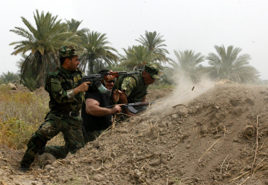 CHOQUES. Milicias iraqus se enfrentan a las fuerzas del EI en Irak.