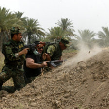 CHOQUES. Milicias iraqus se enfrentan a las fuerzas del EI en Irak.