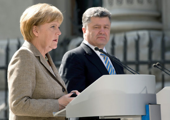 APOYO. La canciller Angela Merkel y el presidente de Ucrania, Petr Poroshenko.