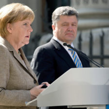 APOYO. La canciller Angela Merkel y el presidente de Ucrania, Petr Poroshenko.