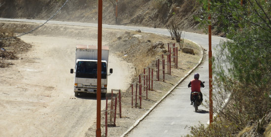 DESCUIDO. Los vecinos piden pavimento y poteos para evitar el uso de la ciclova por las motos y para no exponer la salud de sus hijos.