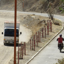 DESCUIDO. Los vecinos piden pavimento y poteos para evitar el uso de la ciclova por las motos y para no exponer la salud de sus hijos.