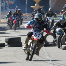 La primera carrera de motos callejeras se corri ayer en un circuito adaptado de la avenida Las Amricas.