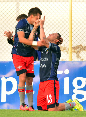 Uno de los dos festejos del Aviador ayer, cuando venci 2-0 a Oriente Petrolero; abajo, una jugada del cotejo en el estadio Flix Capriles.