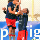 Uno de los dos festejos del Aviador ayer, cuando venci 2-0 a Oriente Petrolero; abajo, una jugada del cotejo en el estadio Flix Capriles.