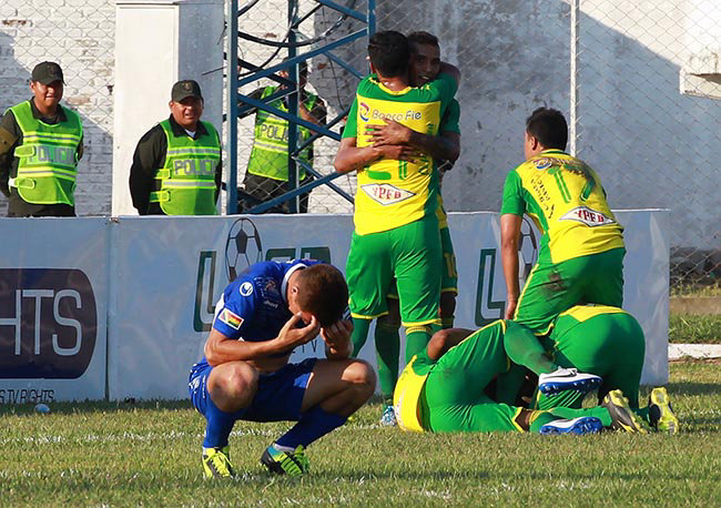 Los jugadores de Universitario de Pando vencieron ayer, por la tercera fecha del Apertura, a Sport Boys, en Warnes.