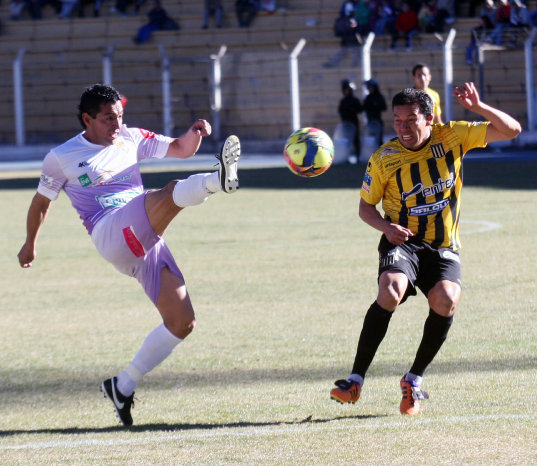 Darwin Pea (i) fue el autor del nico gol del partido entre Real y el Tigre.