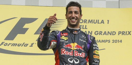 El australiano Daniel Ricciardo celebra en el podio de vencedores luego de sumar una nueva victoria en Blgica.