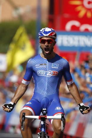 Bouhanni festeja al cruzar la meta.