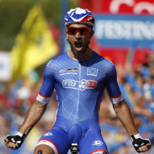 Bouhanni festeja al cruzar la meta.