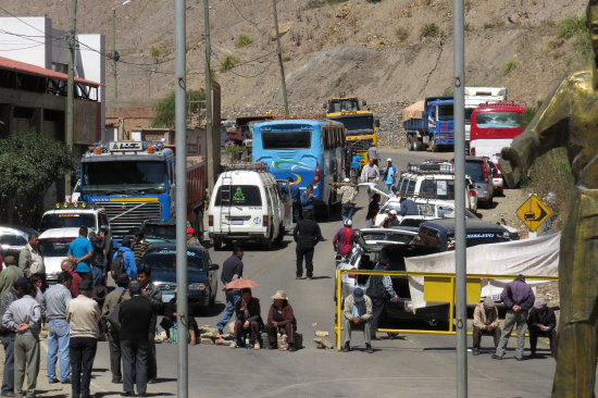 EN SUCRE. El bloqueo de los jubilados en la zona de La Calancha, carretera a Potos.