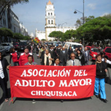 RECLAMO. Los adultos mayores salieron a las calles a pedir ms atencin.