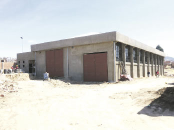 CENTRO DE REVISIN. Obreros de la Alcalda empezaron, el lunes, obras en la infraestructura.