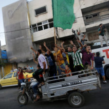 CELEBRACIN. Palestinos ondean una bandera de Hams en un vehculo durante la celebracin en las calles el alto el fuego en Gaza.