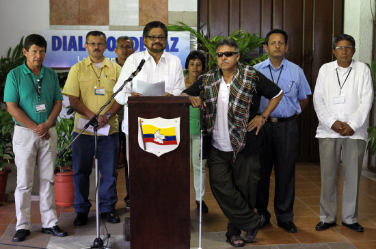 MOLESTIA. La delegacin negociadora de las FARC en La Habana durante una conferencia.