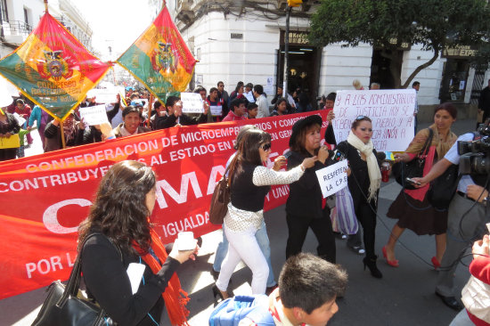 PROTESTA. Manifestantes marcharon ayer en Sucre contra las medidas del SIN.