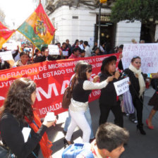 PROTESTA. Manifestantes marcharon ayer en Sucre contra las medidas del SIN.