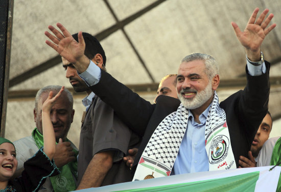 CELEBRACIN. El lder de la organizacin Hams, Ismail Haniyeh, saluda a sus simpatizantes en el Parlamento Palestino en Gaza, ayer.