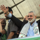 CELEBRACIN. El lder de la organizacin Hams, Ismail Haniyeh, saluda a sus simpatizantes en el Parlamento Palestino en Gaza, ayer.