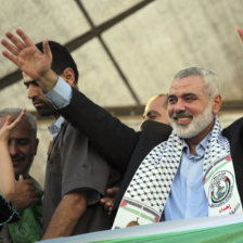 CELEBRACIN. El lder de la organizacin Hams, Ismail Haniyeh, saluda a sus simpatizantes en el Parlamento Palestino en Gaza, ayer.