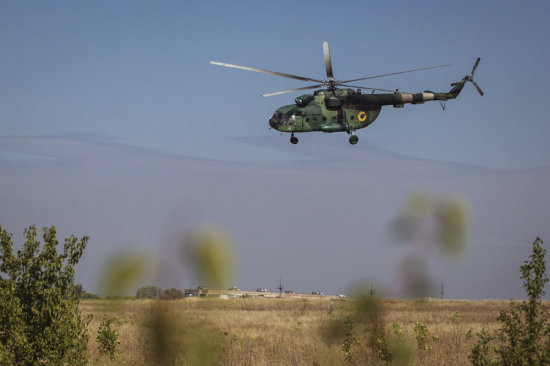 GUERRA. Helicptero del Ejrcito regular.