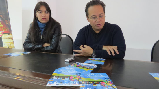 LANZAMIENTO. La representante del Centro Orgenes y el coordinador de CAINCO, ayer.