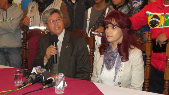 PRESENTACIN. Jaime Barrn, candidato al rectorado de San Francisco Xavier, junto a Yamile Hayes, candidata al virrectorado.