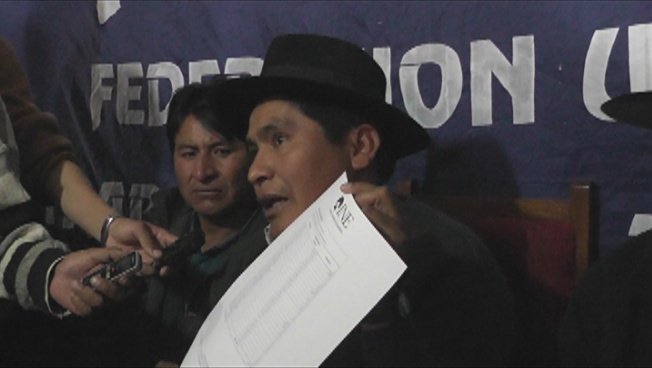 DECISIN. La representacin de la organizacin sindical de Yamparez y de la FUTPOCH, en conferencia de prensa, ayer.