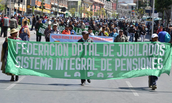 PEDIDO. Los jubilados que se movilizaron en la ciudad de La Paz.