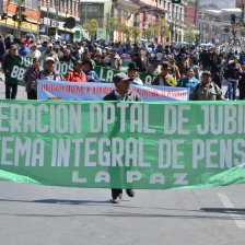 PEDIDO. Los jubilados que se movilizaron en la ciudad de La Paz.