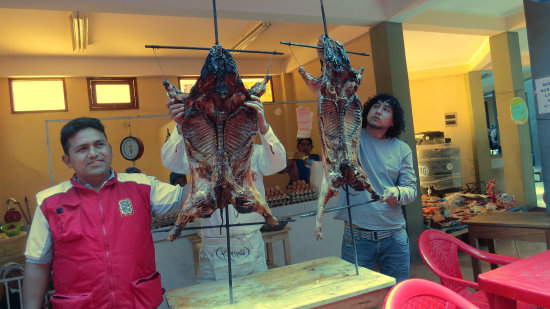 GASTRONOMA. Asadores tarijeos ofrecieron ayer una degustacin del tradicional chancho a la cruz, en el mercado Evo Morales.