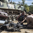 CONFLICTO. Militares ucranianos reparan un vehculo militar en un campamento cerca de la ciudad de Debltsevo.