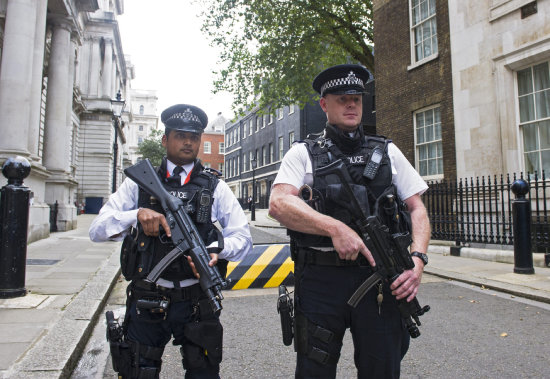 ADVERTENCIA. Policas patrullan Londres.